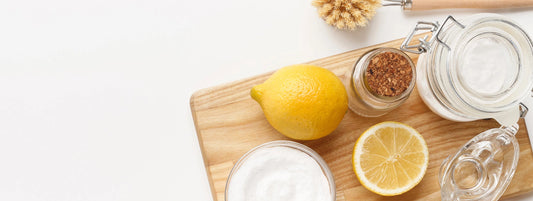 tagliere con limone e bicarbonato