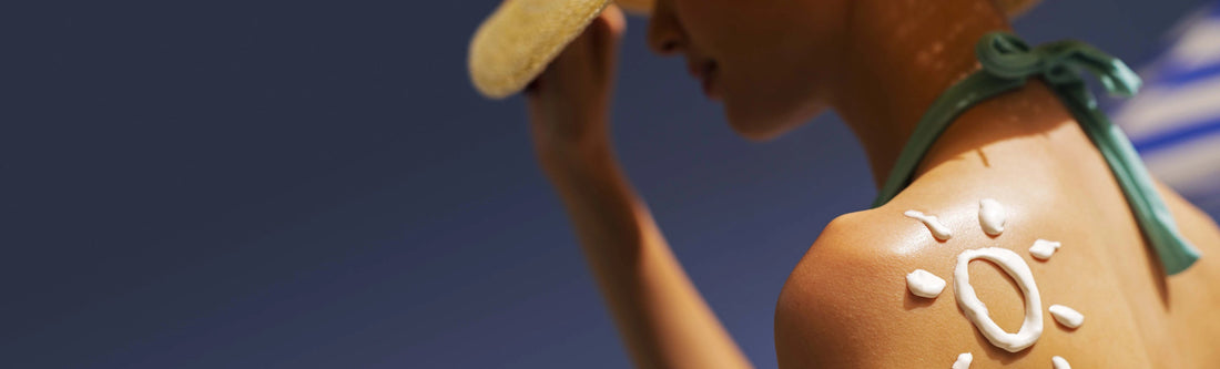 donna in spiaggia con sole