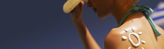 donna in spiaggia con sole