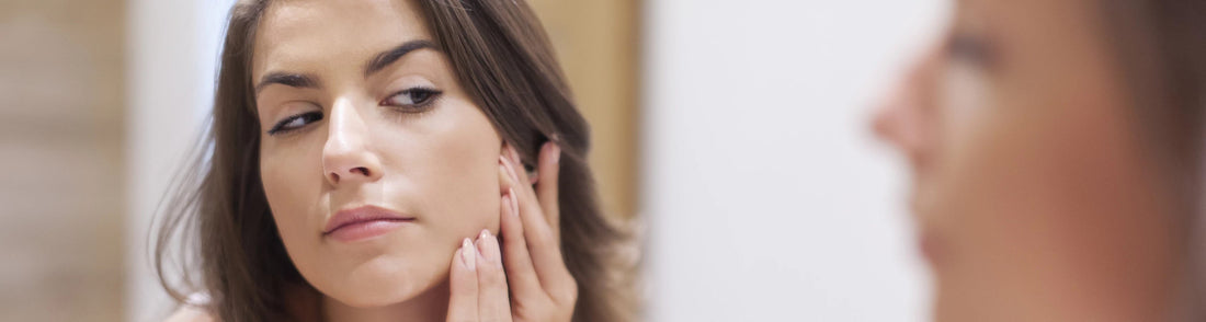 ragazza si guarda nello specchio