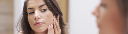 ragazza si guarda nello specchio